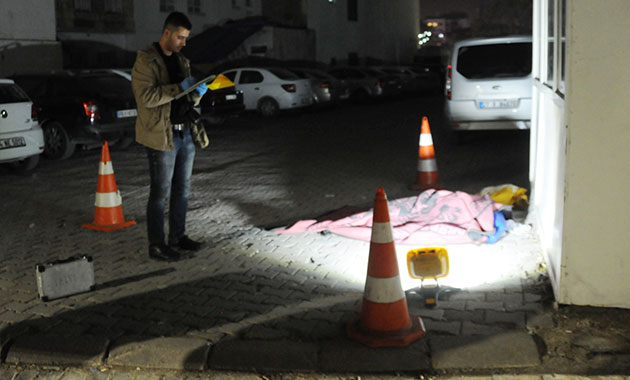 suriyeli kadinin cenazesi yerde kaldi